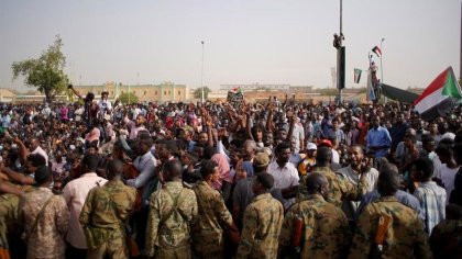 Los manifestantes desafían el toque de queda en Sudán y toman las calles contra los militares