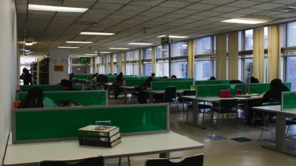 ¿Qué hay detrás de las pilas de libros en la biblioteca de la UAMI?