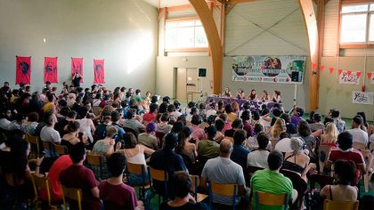 Universidad de verano internacionalista: 350 personas debaten sobre la revolución bajo el sol de Aveyron