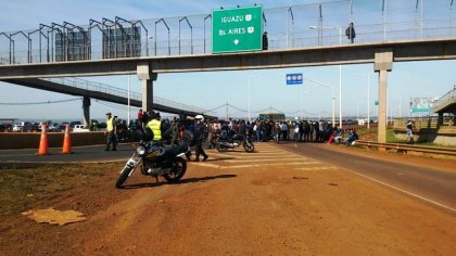 Misiones: tareferos cortan el puente internacional San Roque González de Santa Cruz