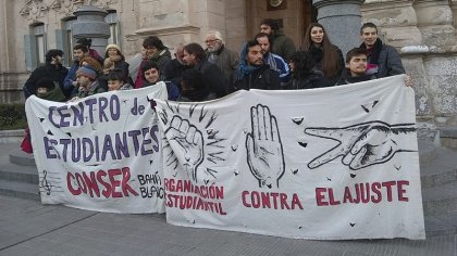 Estudiantes bahienses denuncian que la Bonaerense los golpeó y abusó sexualmente de uno de ellos