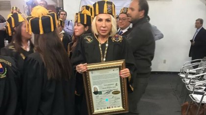 Honoris causa a Laura Bozzo en el Congreso de la CDMX: circo sin pan