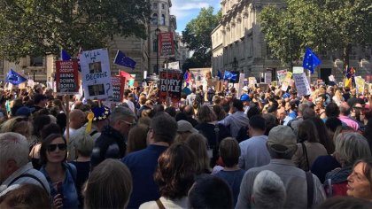 Reino Unido: miles salen a las calles bajo el grito "¡Paremos el golpe!"