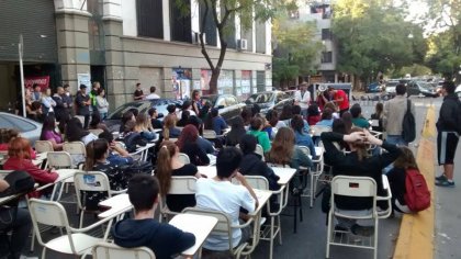 Clases públicas en el CBC de Filosofía y Letras contra al cierre de los talleres de semiología