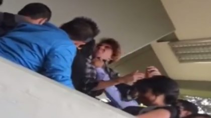 Funcionario de FES Acatlán intenta estrangular a un estudiante en medio de una asamblea