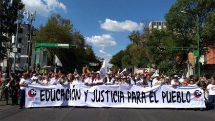 Miles marchan en conmemoración de la masacre de Tlatelolco