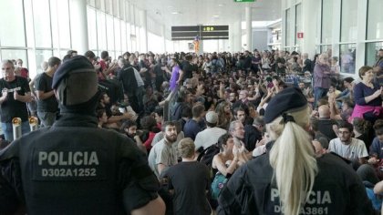 En directo: masivas movilizaciones contra la sentencia: miles de personas siguen rodeando el aeropuerto de El Prat