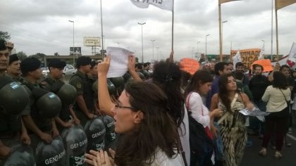 Contra el fallo de Arroyo Salgado vuelve la Gendarmería a la Panamericana contra los docentes que no cobran