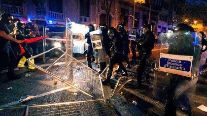 La represión se extiende por las ciudades catalanas mientras crece la resistencia a la sentencia