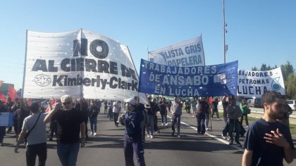 Kimberly Clark: cortan la autopista contra el cierre de la fábrica