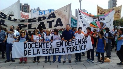 La Plata: masiva marcha docente contra Scioli por sueldos adeudados