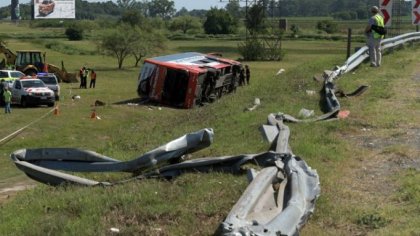 Vuelco de micro en Miramar: los choferes estaban sin dormir