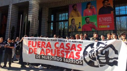 Alberto Garzón cede ante las casas de apuestas y recibe un escrache mientras presenta sus medidas 