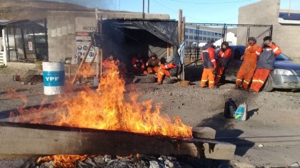 Declaración de las y los 417 trabajadores de Yacimientos Carboníferos Río Turbio despedidos - YouTube