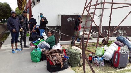 Sin aislamiento y sin comida, cientos de familias golondrinas varadas otra vez en Mendoza