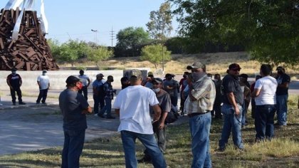 Trabajadores de la construcción protestan por adeudo salarial