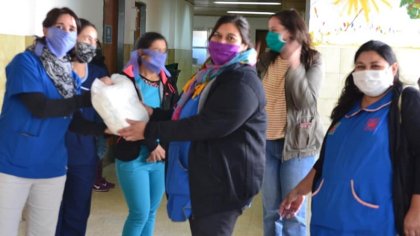 Obreras textiles entregaron barbijos en el hospital Bouquet Roldán de Neuquén