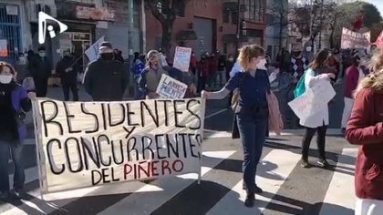 Corte de calle en el Bajo Flores de trabajadores de salud, organizaciones y vecinos de la 1-11-14 - YouTube