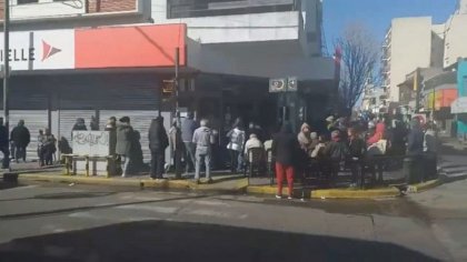 Jubilado de Berazategui murió en la cola de un banco mientras esperaba cobrar 