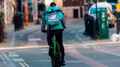 El TSJC confirma la relación “plenamente laboral” de 10 trabajadores de Deliveroo