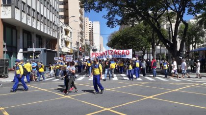 La huelga de los trabajadores del correo de Brasil toma las calles