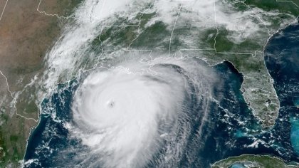 Miles abandonan la costa de Texas y Luisiana ante el "catastrófico" impacto del huracán Laura