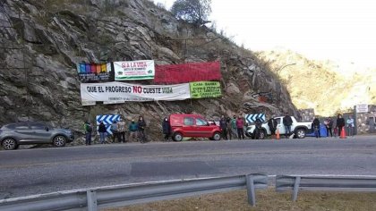 Acampan contra minera que bloqueó único acceso a paraje en las sierras de Córdoba