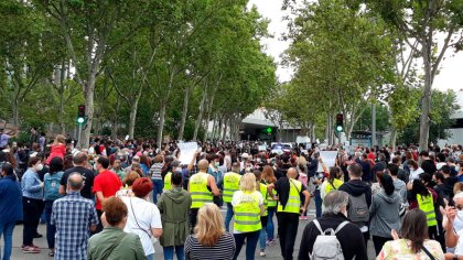 Miles de vecinos del sur de Madrid toman las calles contra las medidas de Ayuso: “No es confinamiento, es lucha de clases”