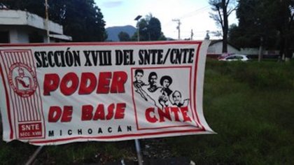 CNTE bloquea vías férreas en solidaridad con normalistas de Michoacán 