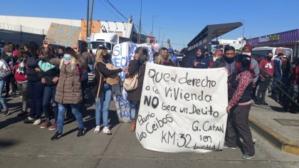 Toma de tierras en La Matanza | Vecinos de Los Ceibos marchan por vivienda digna - YouTube