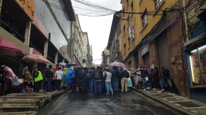 Protesta de extrabajadores de diversas empresas textiles tras años de no recibir el pago de su finiquito