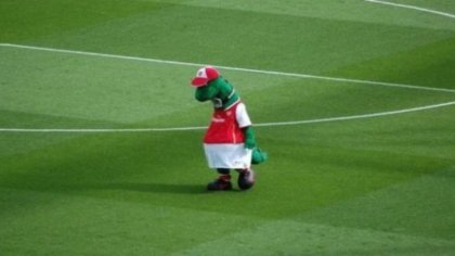 Arsenal F.C. despide a su mascota Gunnersaurus y jugador se ofrece a pagar su salario