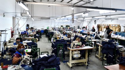 Puntadas de lucha: Día Mundial de la Costurera Textil en la cooperativa Traful Newen