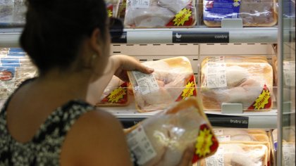 Colusión de los pollos: Exigen indemnización de $50.000 por persona a cadenas de supermercados