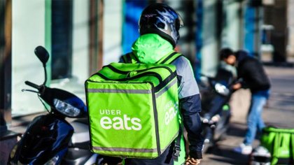 Ganó precarizando y ahora dice que se va: Uber Eats deja de operar en Argentina y Colombia