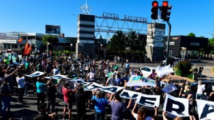 Caravana de autos y bicicleteada contra la venta de Costa Salguero