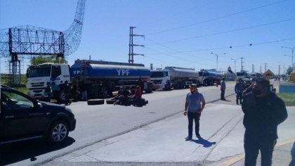 Trabajadores de distintos sectores de Cutral-Có y Plaza Huincul cortan la ruta 22 