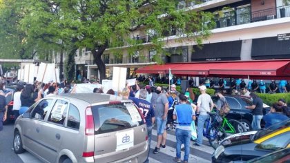 Caravana de enfermería a la casa de Larreta