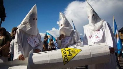 "Ku Klux Klan" en Bariloche: antivacunas desatados en la marcha de la derecha