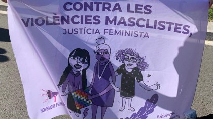 Una cadena feminista rodea Barcelona contra las violencias machistas por el 25N