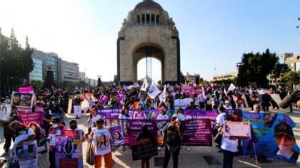 Miles marchan contra la violencia hacia las mujeres