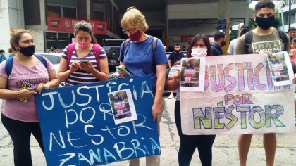 Marchan exigiendo justicia por joven que apareció ahorcado en un calabozo en Quilmes