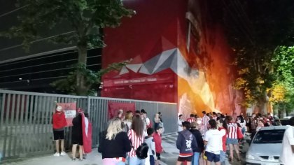 Hinchas de Estudiantes de La Plata despiden a Sabella en el estadio