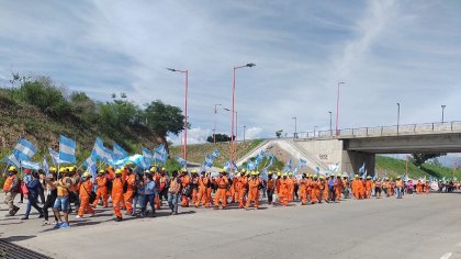 Mineros de El Aguilar marchan por una respuesta concreta del Gobierno ante el cierre de la empresa - YouTube