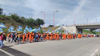 Mina el Aguilar: multitudinaria movilización de trabajadores y familias contra el cierre. - YouTube