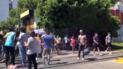 Manteros de Flores cortan las vías del tren Sarmiento en reclamo de trabajo