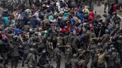 Brutal operativo de la Policía y el Ejército reprime a migrantes en Guatemala