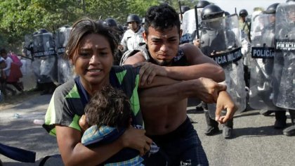 Policía y Ejército guatemalteco reprimen a la caravana migrante