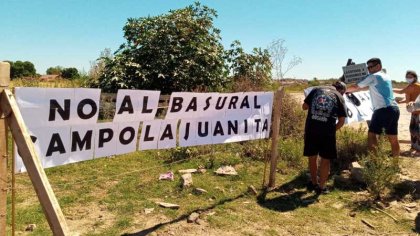 Nueva manifestación de vecinos del Campo la Juanita en contra de la contaminación del basural - YouTube