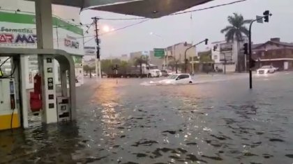 Falta de planificación y obras: calles inundadas en Corrientes por fuertes lluvias